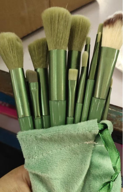 13-Pcs Makeup Brush Set – Foundation, Eyeshadow & Blush Brushes
