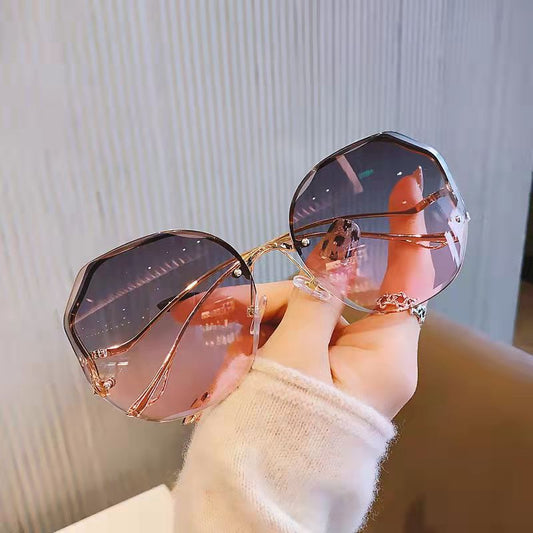Fashionable Women’s UV Sunglasses – Stylish Shades