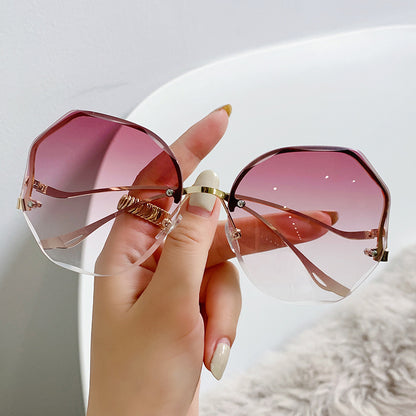 Fashionable Women’s UV Sunglasses – Stylish Shades